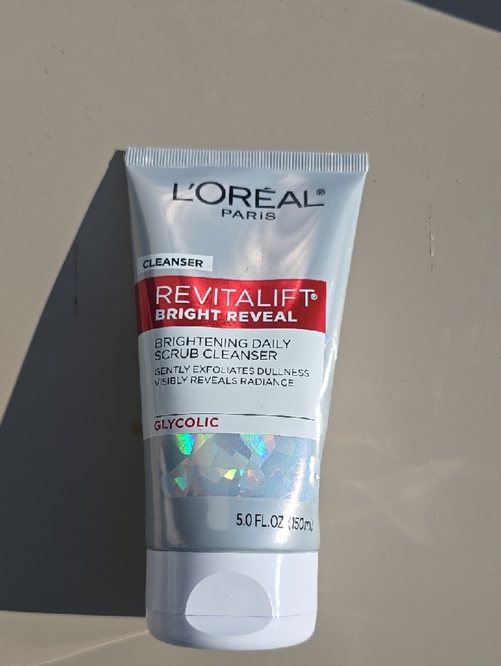 L'Oréal Revitalift Bright Reveal Glycolic Daily Scrub Cleanser - White & Red